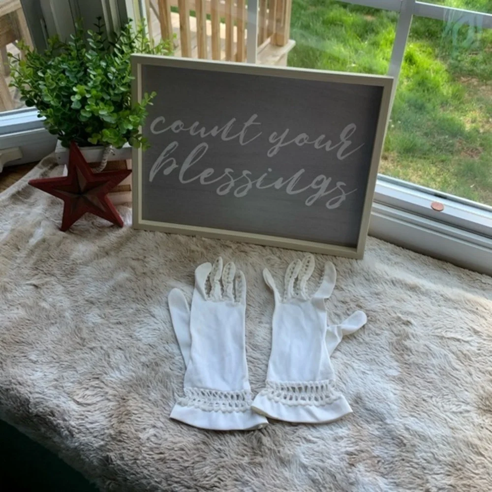 Vintage Women’s Gloves size runs very small